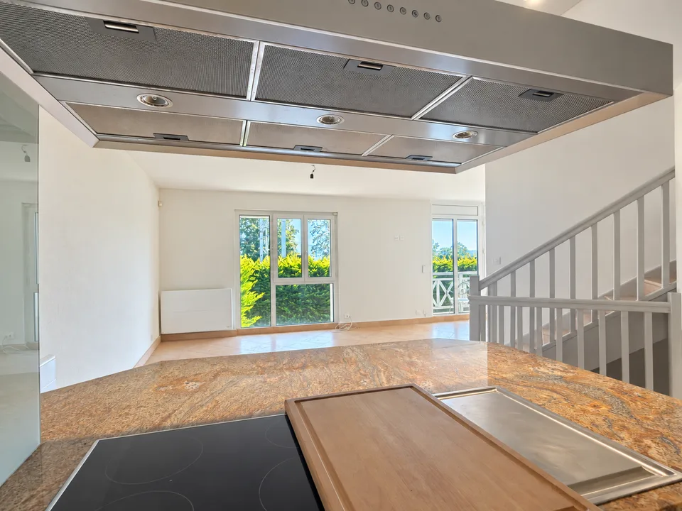 Familienhaus mit 6 Schlafzimmern, das schöne Volumen bietet – Foto 7 von 16