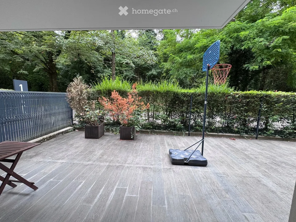 Geräumige 6,5-Zimmer-Erdgeschosswohnung mit privatem Garten und Terrasse