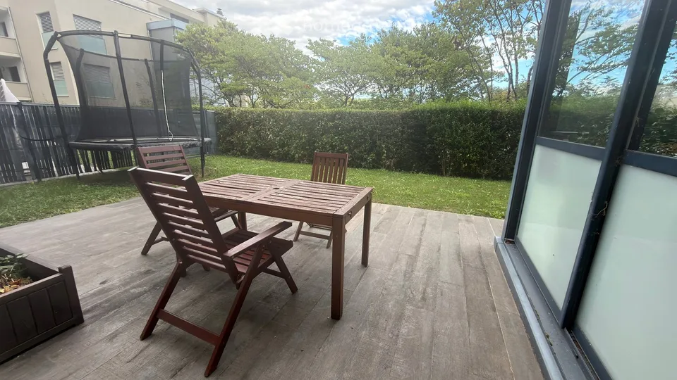 Geräumige 6,5-Zimmer-Erdgeschosswohnung mit privatem Garten und Terrasse