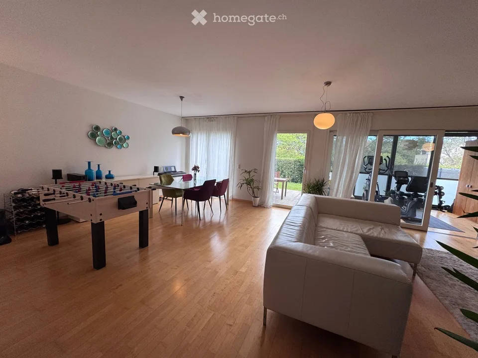 Geräumige 6,5-Zimmer-Erdgeschosswohnung mit privatem Garten und Terrasse