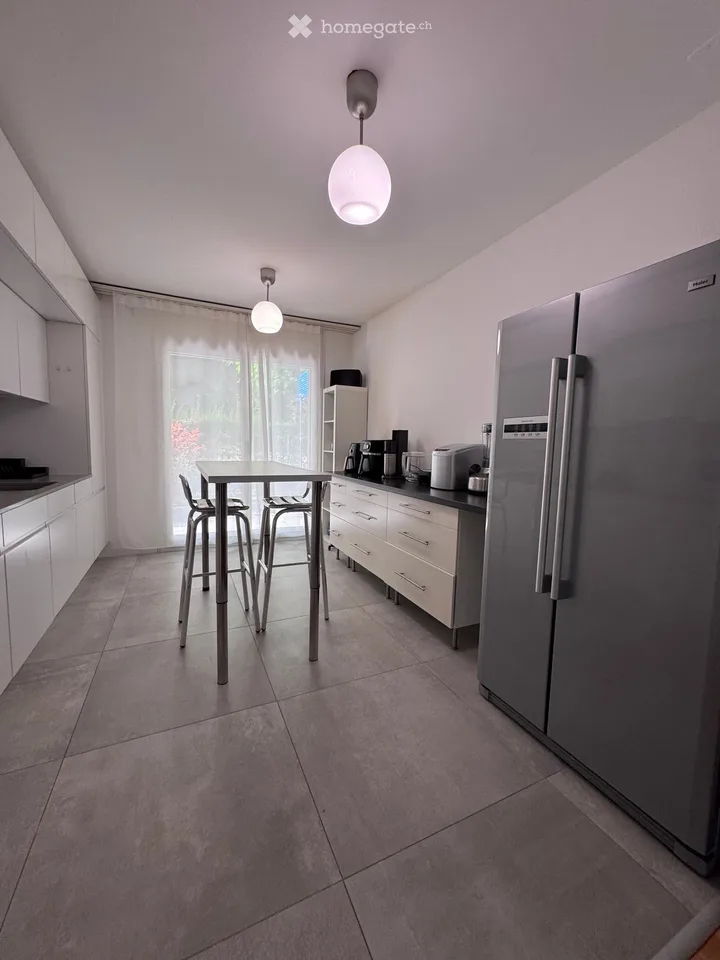 Geräumige 6,5-Zimmer-Erdgeschosswohnung mit privatem Garten und Terrasse