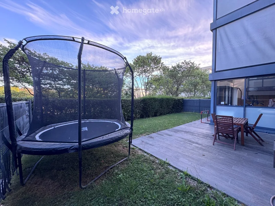 Geräumige 6,5-Zimmer-Erdgeschosswohnung mit privatem Garten und Terrasse