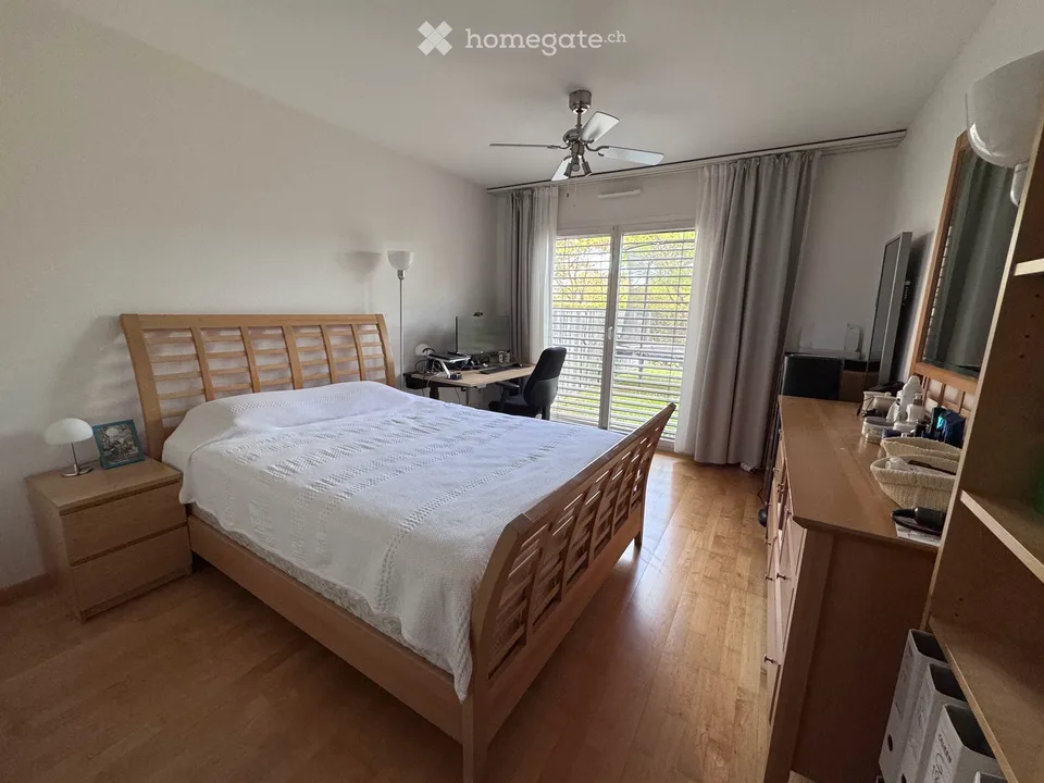 Geräumige 6,5-Zimmer-Erdgeschosswohnung mit privatem Garten und Terrasse