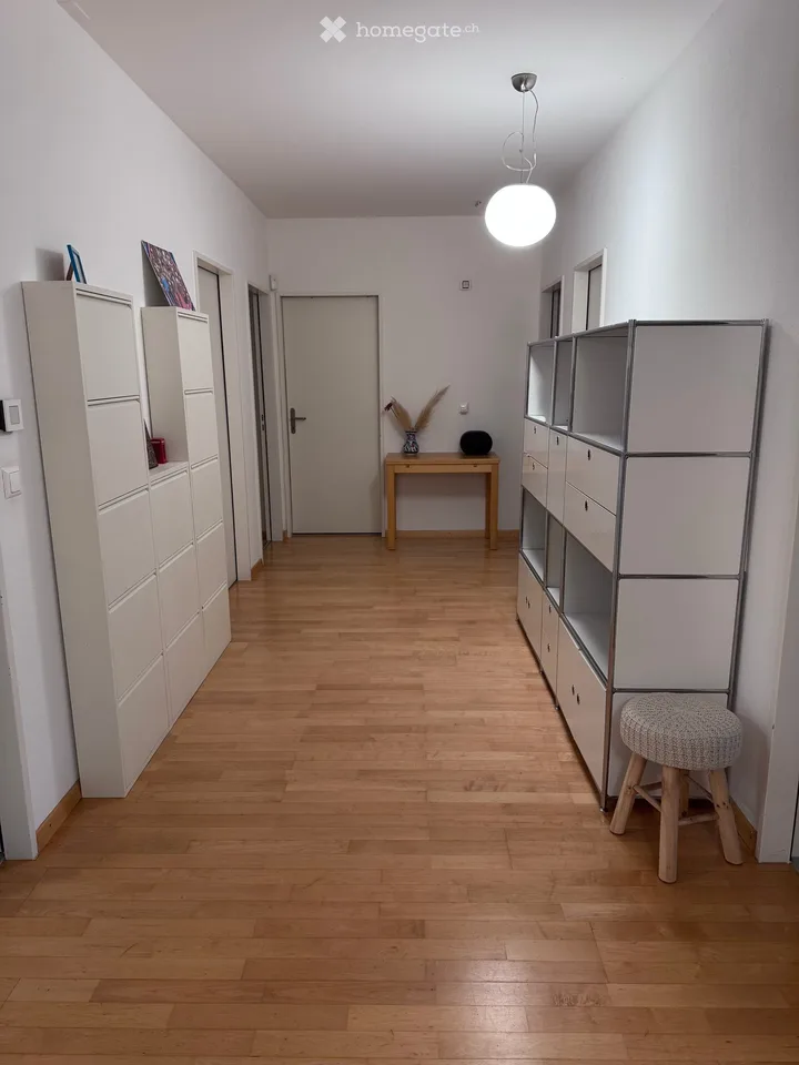 Geräumige 6,5-Zimmer-Erdgeschosswohnung mit privatem Garten und Terrasse