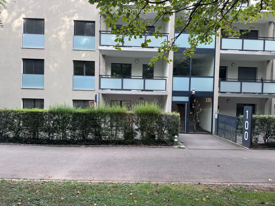 Geräumige 6,5-Zimmer-Erdgeschosswohnung mit privatem Garten und Terrasse