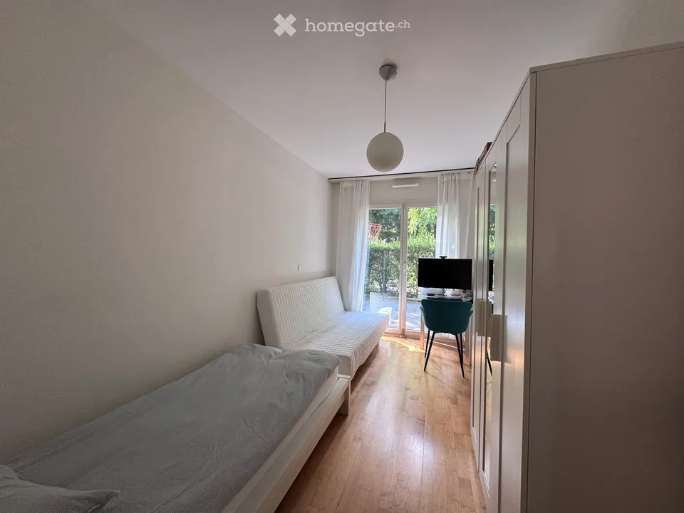 Geräumige 6,5-Zimmer-Erdgeschosswohnung mit privatem Garten und Terrasse