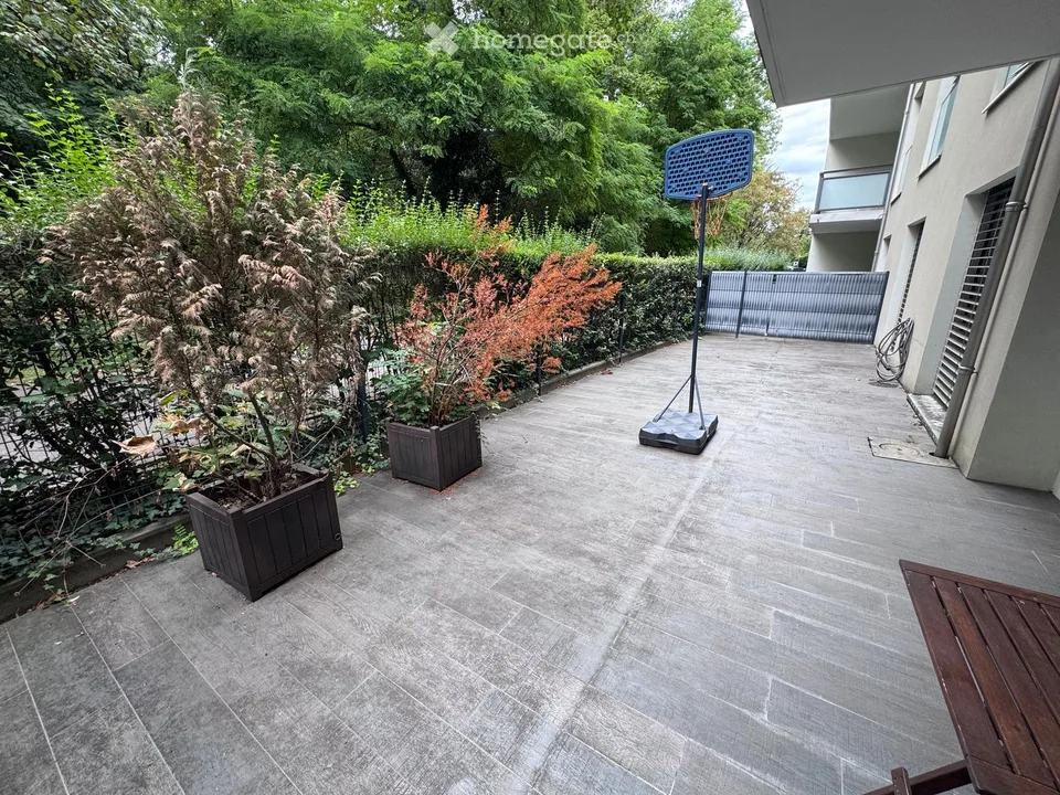 Geräumige 6,5-Zimmer-Erdgeschosswohnung mit privatem Garten und Terrasse