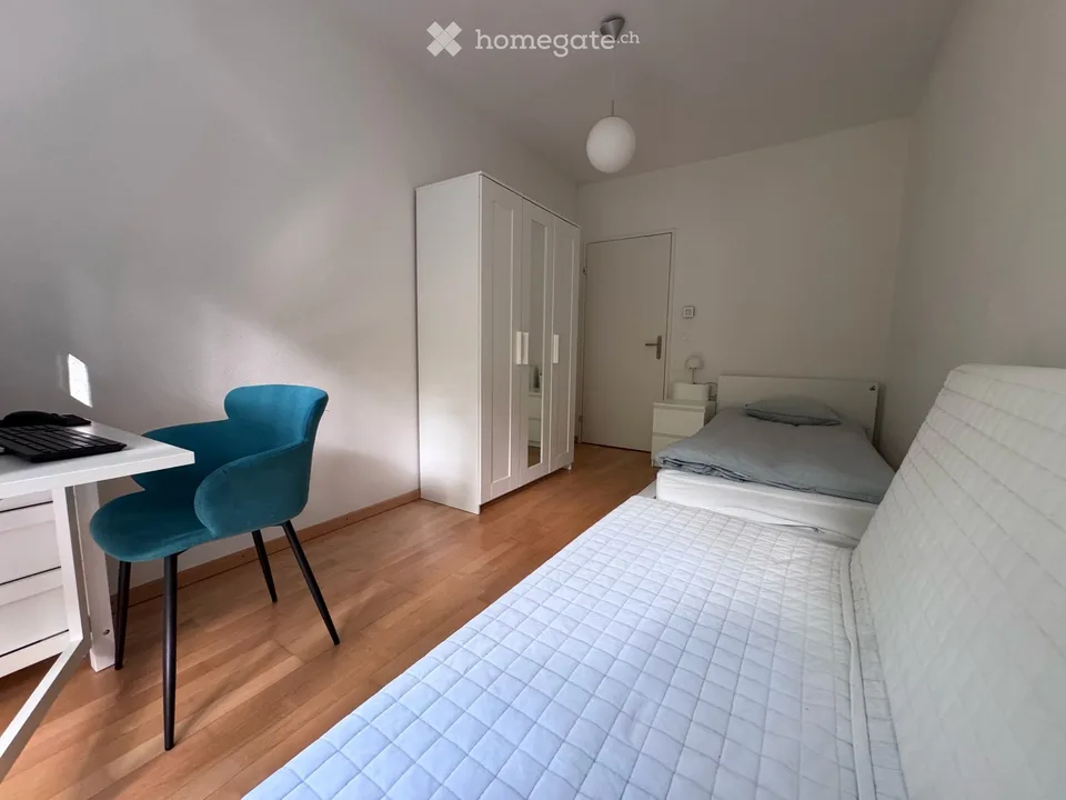 Geräumige 6,5-Zimmer-Erdgeschosswohnung mit privatem Garten und Terrasse