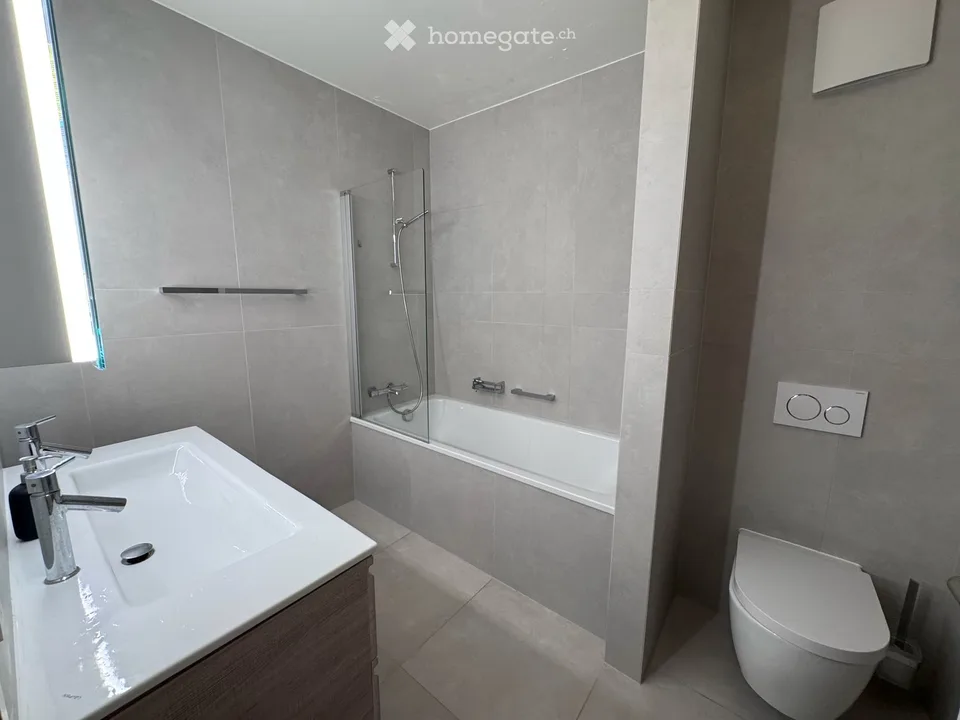 Geräumige 6,5-Zimmer-Erdgeschosswohnung mit privatem Garten und Terrasse