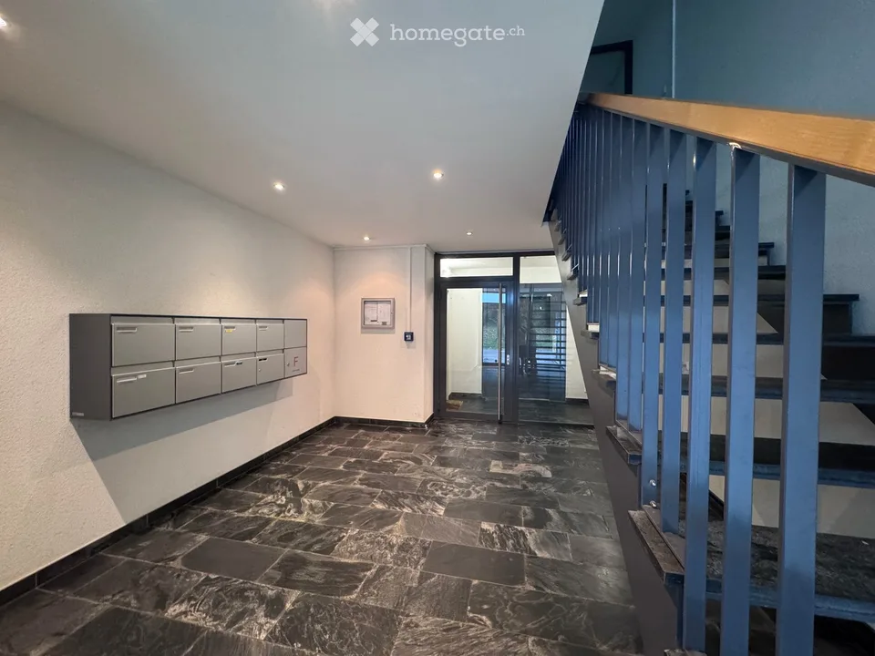 Geräumige 6,5-Zimmer-Erdgeschosswohnung mit privatem Garten und Terrasse