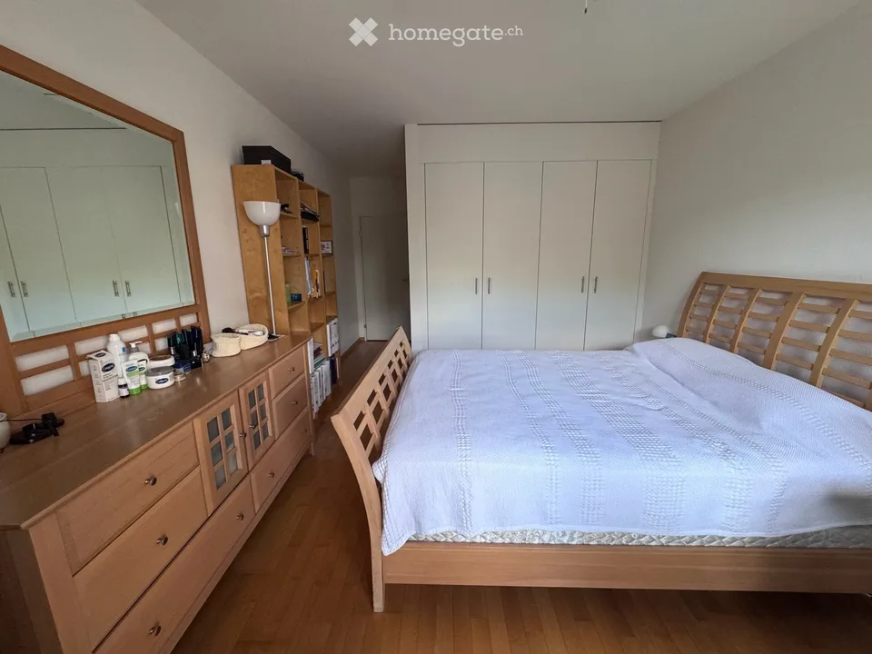 Geräumige 6,5-Zimmer-Erdgeschosswohnung mit privatem Garten und Terrasse