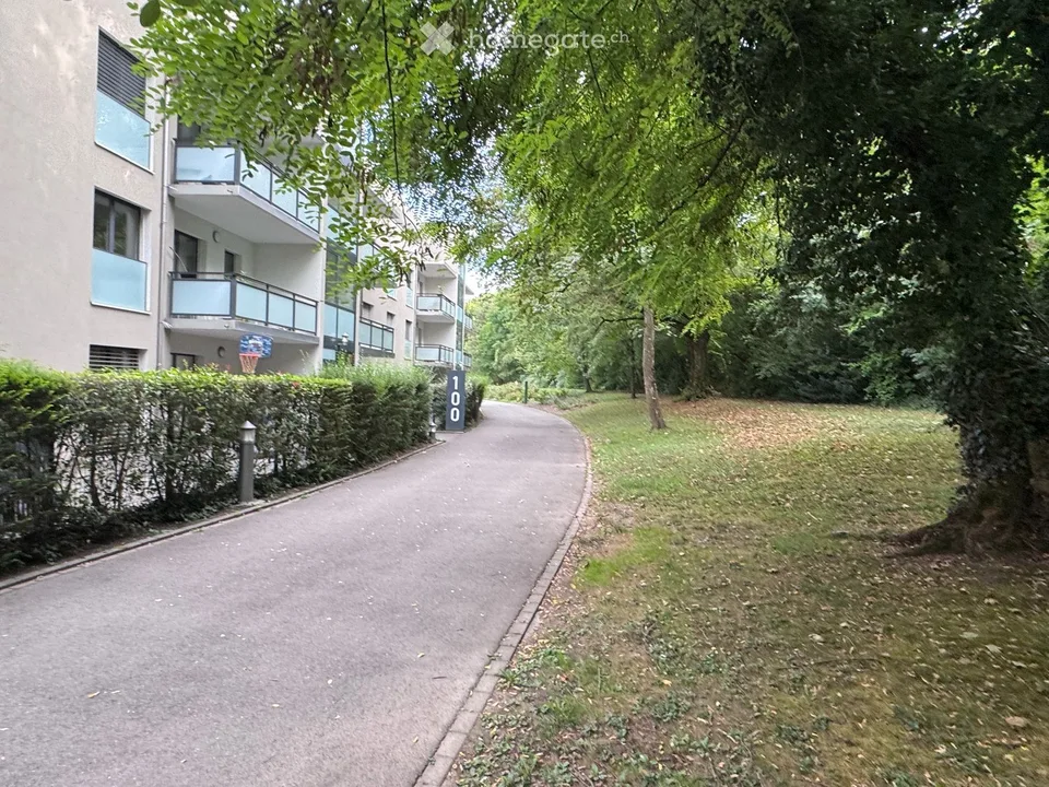 Geräumige 6,5-Zimmer-Erdgeschosswohnung mit privatem Garten und Terrasse