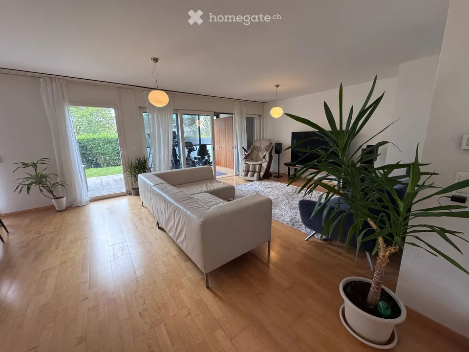Geräumige 6,5-Zimmer-Erdgeschosswohnung mit privatem Garten und Terrasse