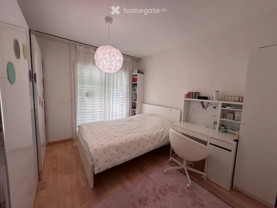 Geräumige 6,5-Zimmer-Erdgeschosswohnung mit privatem Garten und Terrasse