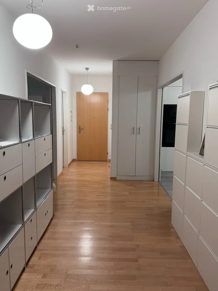 Geräumige 6,5-Zimmer-Erdgeschosswohnung mit privatem Garten und Terrasse