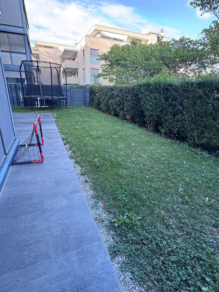 Geräumige 6,5-Zimmer-Erdgeschosswohnung mit privatem Garten und Terrasse