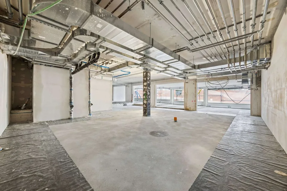 Representative commercial space with large shop windows – photo 7 of 10