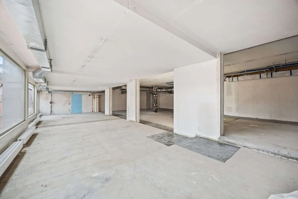 Representative commercial space with large shop windows – photo 6 of 10