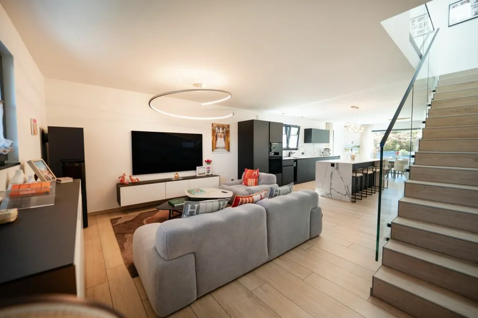 ARI-263 - Villa mit hellem Hochstandard mit 5,5 Zimmern – Foto 6 von 14