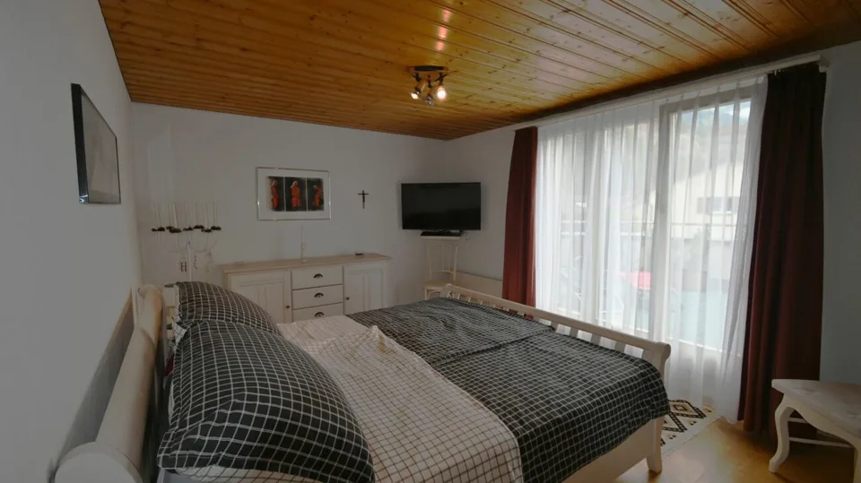 Well-maintained, single-family semi-detached house with 5 rooms – photo 12 of 16