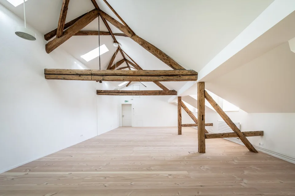 Espace de bureau au 2e étage – charmant immeuble ancien à Grenchen – photo 3 sur 6