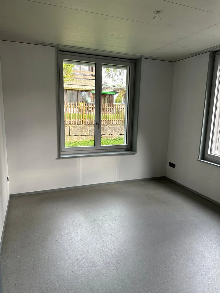 Helle 5.5-Zimmer-Wohnung mit Gartensitzplatz an ruhiger Lage