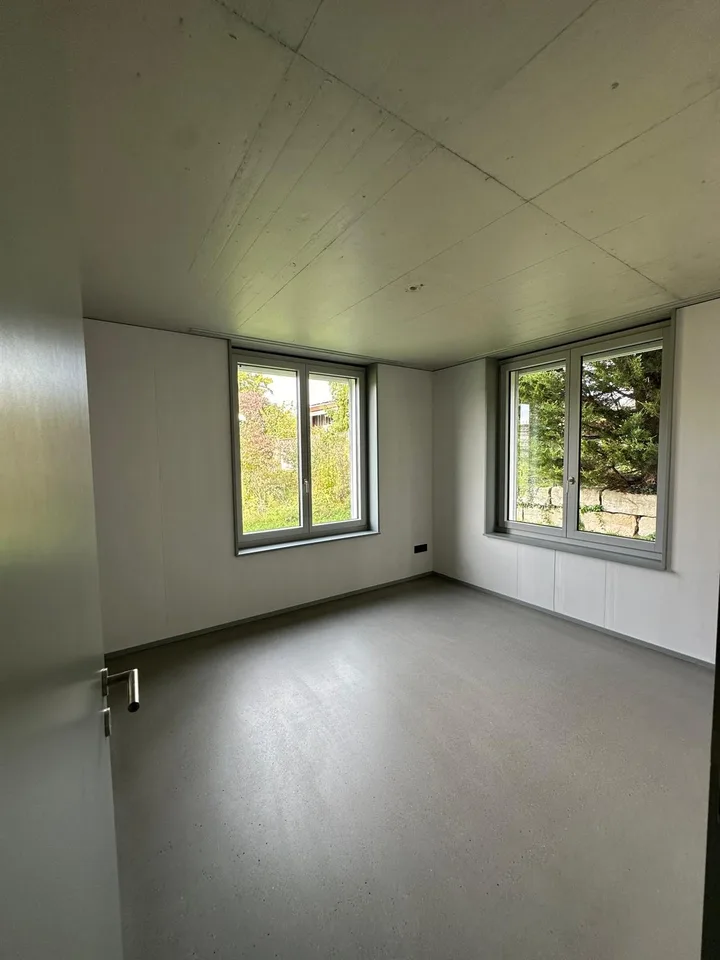Helle 5.5-Zimmer-Wohnung mit Gartensitzplatz an ruhiger Lage