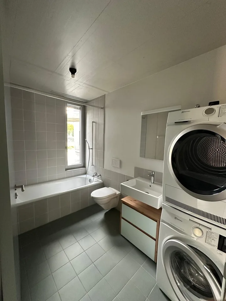Helle 5.5-Zimmer-Wohnung mit Gartensitzplatz an ruhiger Lage
