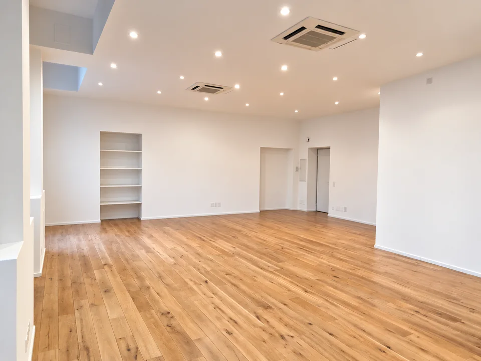 Renting a large and bright open-space office in the center of Chiasso – photo 13 of 15