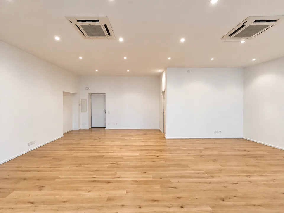 Renting a large and bright open-space office in the center of Chiasso – photo 9 of 15