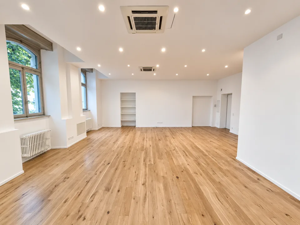 Renting a large and bright open-space office in the center of Chiasso – photo 11 of 15
