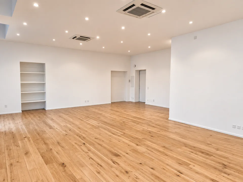 Renting a large and bright open-space office in the center of Chiasso – photo 10 of 15