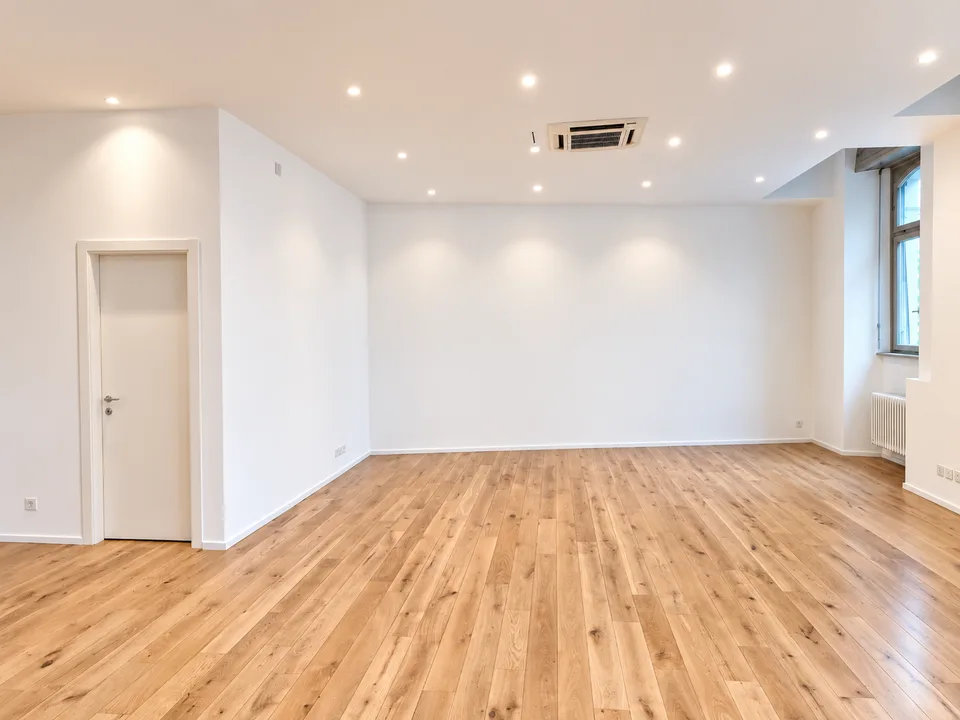 Renting a large and bright open-space office in the center of Chiasso – photo 12 of 15