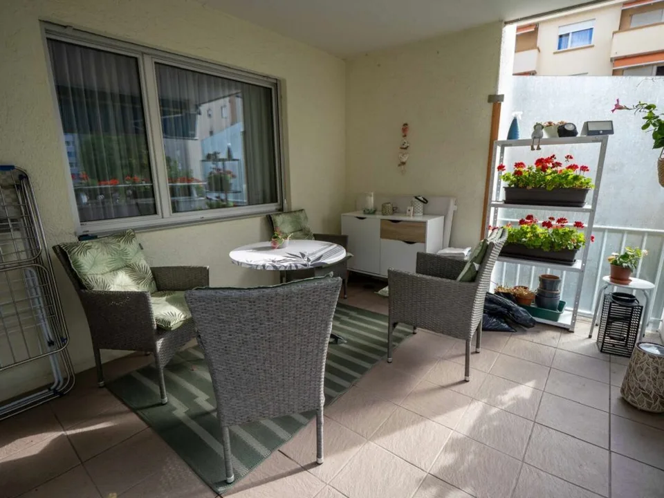 Appartement attractif de 3,5 pièces avec balcon sud à Domat/Ems