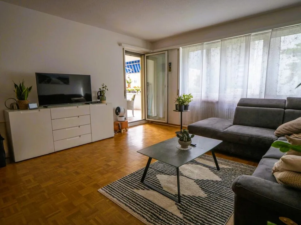 Appartement attractif de 3,5 pièces avec balcon sud à Domat/Ems