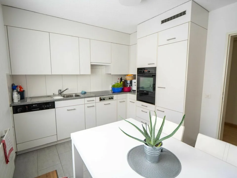 Appartement attractif de 3,5 pièces avec balcon sud à Domat/Ems