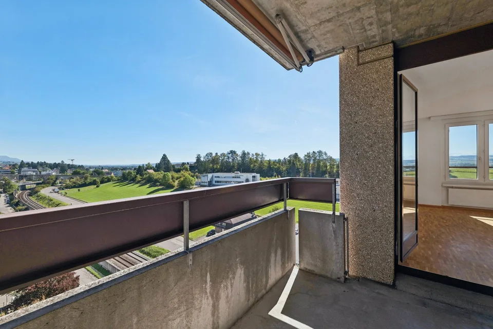 Attractive and renovated 4.5-room apartment with a view, elevator & underground parking