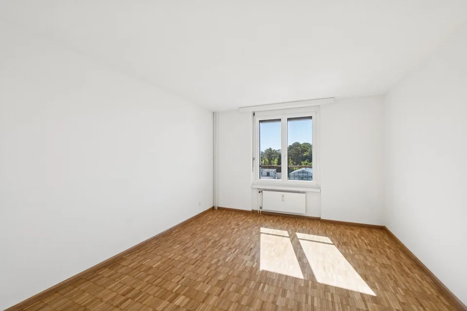 Attractive and renovated 4.5-room apartment with a view, elevator & underground parking