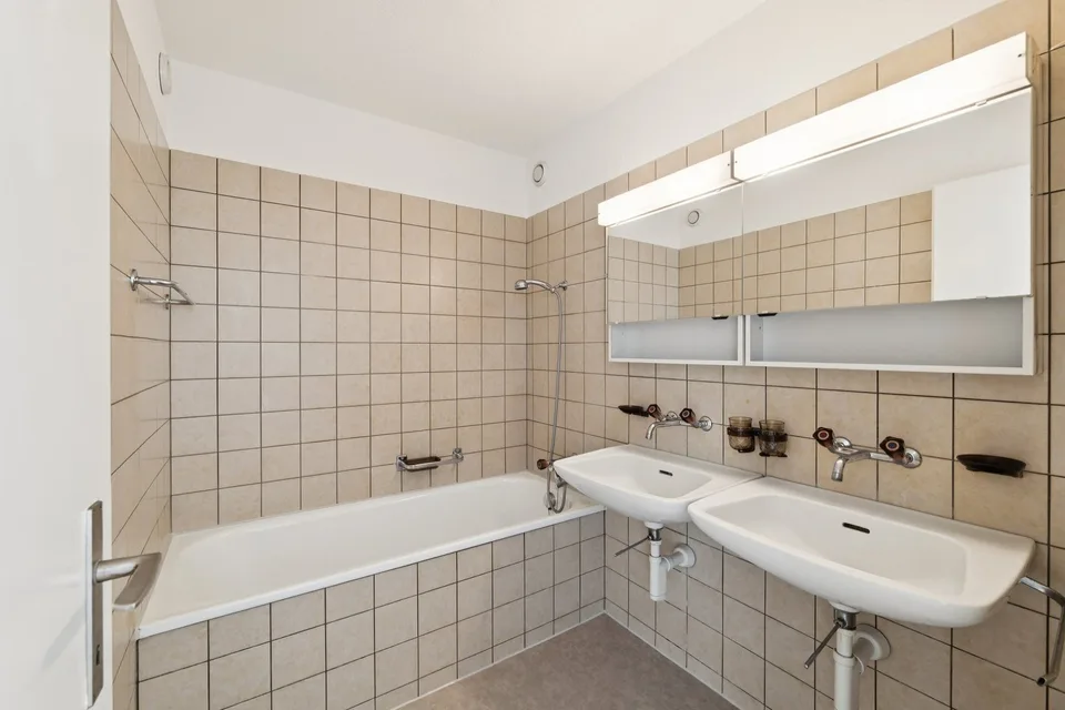 Attractive and renovated 4.5-room apartment with a view, elevator & underground parking