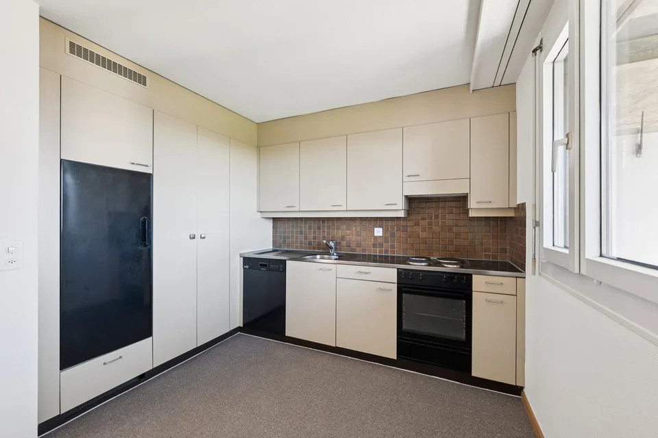 Attractive and renovated 4.5-room apartment with a view, elevator & underground parking