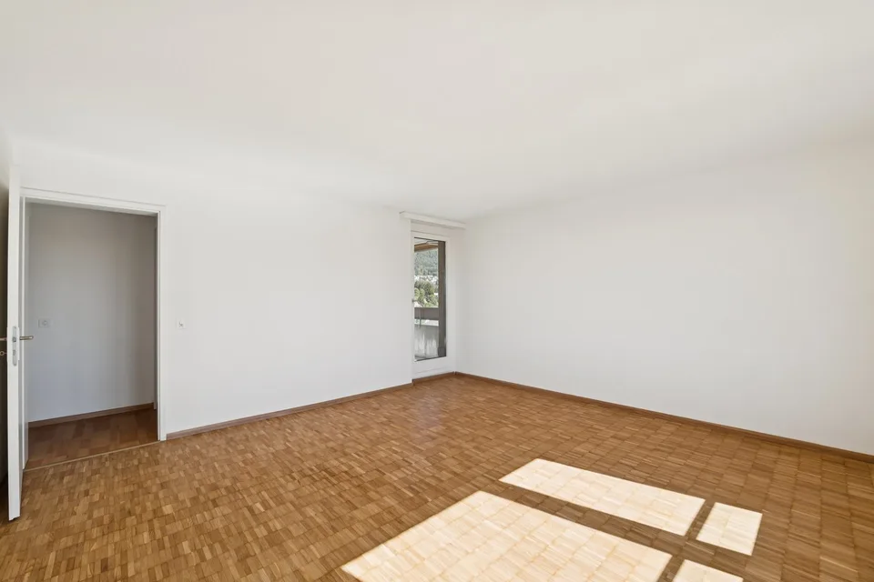 Attractive and renovated 4.5-room apartment with a view, elevator & underground parking