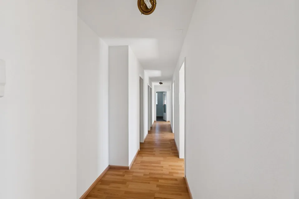 Attractive and renovated 4.5-room apartment with a view, elevator & underground parking