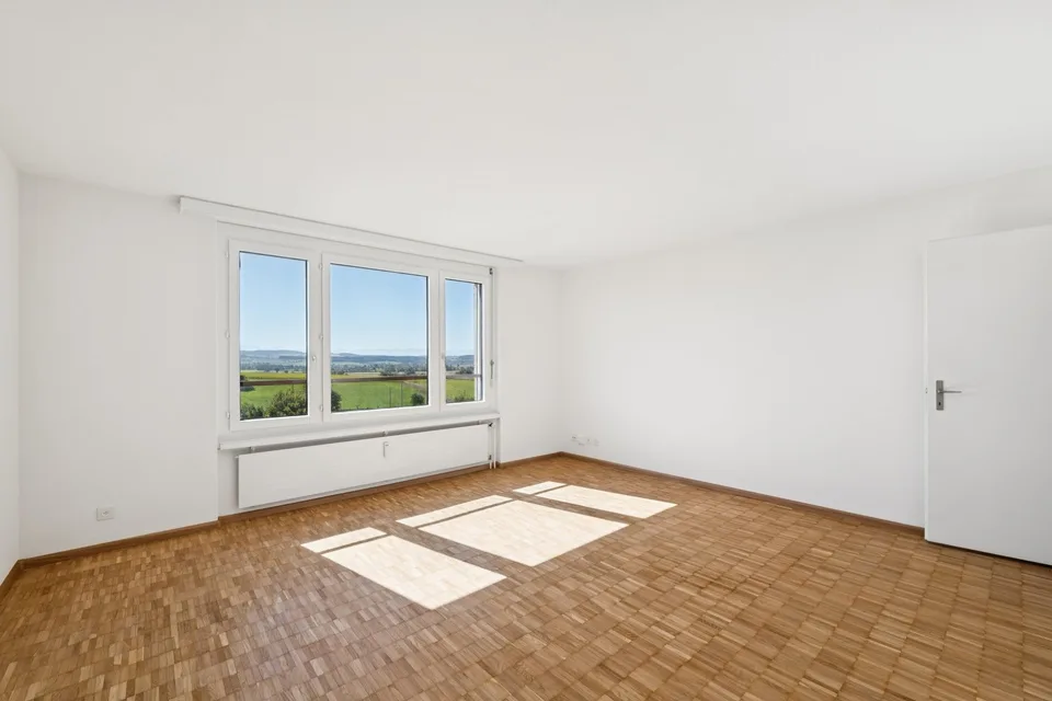 Attractive and renovated 4.5-room apartment with a view, elevator & underground parking