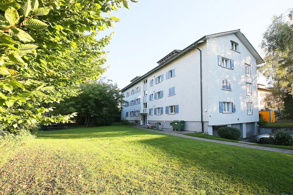 Studio spacieux rénové avec 30 m2, grande cuisine et salle de bain/WC