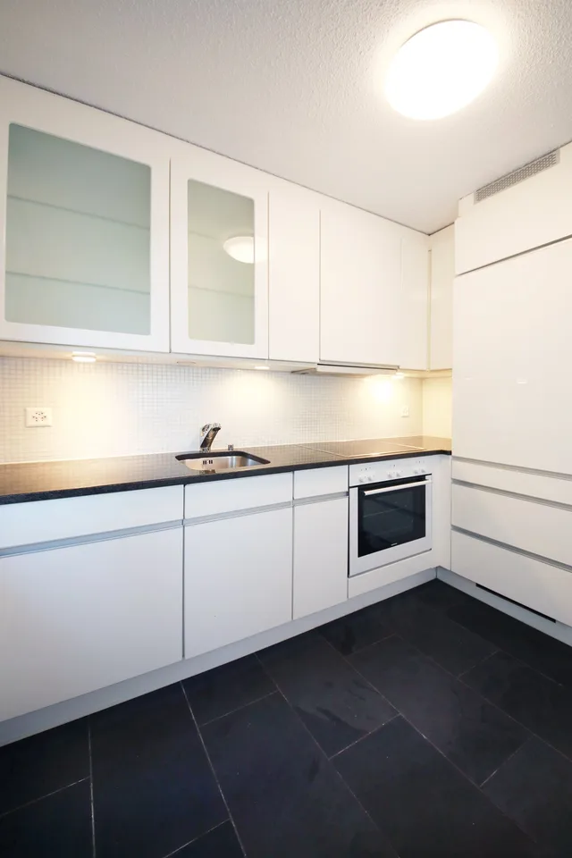 Studio spacieux rénové avec 30 m2, grande cuisine et salle de bain/WC