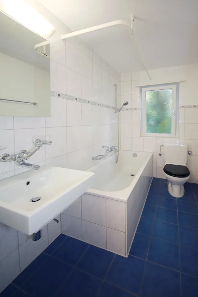 Studio spacieux rénové avec 30 m2, grande cuisine et salle de bain/WC