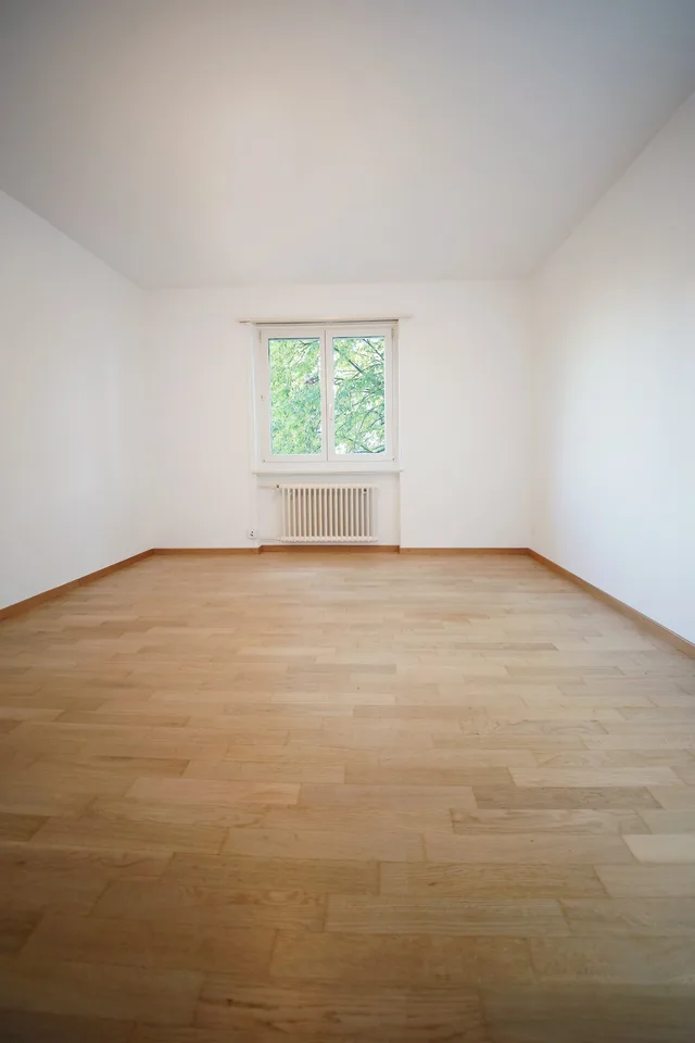 Studio spacieux rénové avec 30 m2, grande cuisine et salle de bain/WC