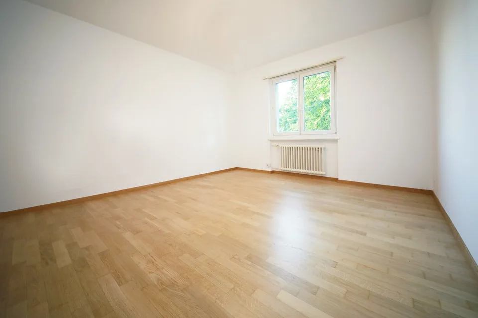 Studio spacieux rénové avec 30 m2, grande cuisine et salle de bain/WC