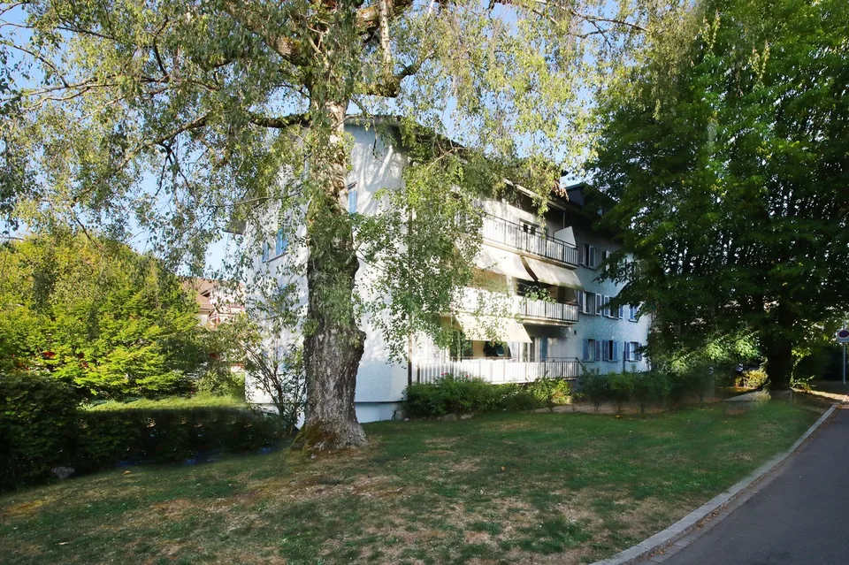 Studio spacieux rénové avec 30 m2, grande cuisine et salle de bain/WC