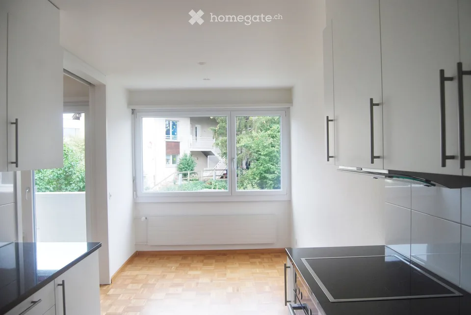 Helle 4.5-Zimmer-Wohnung im Erdgeschoss mit Balkon und Garage in Therwil